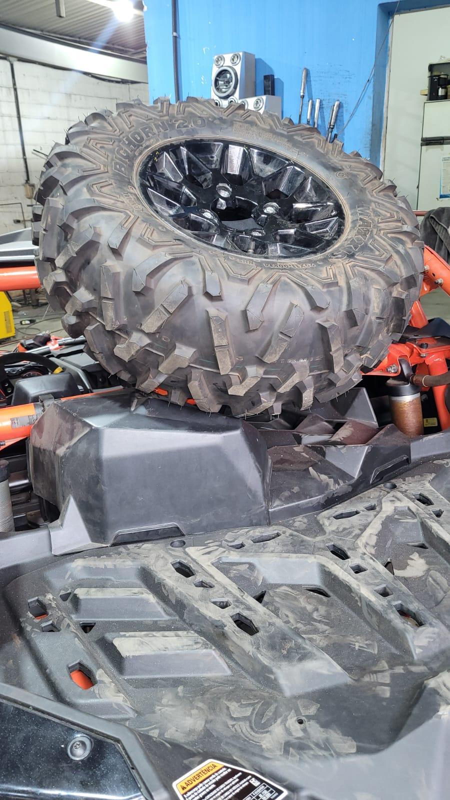 SUPORTE DE ESTEPE MODELO INCLINADO UTV MAVERICK X3